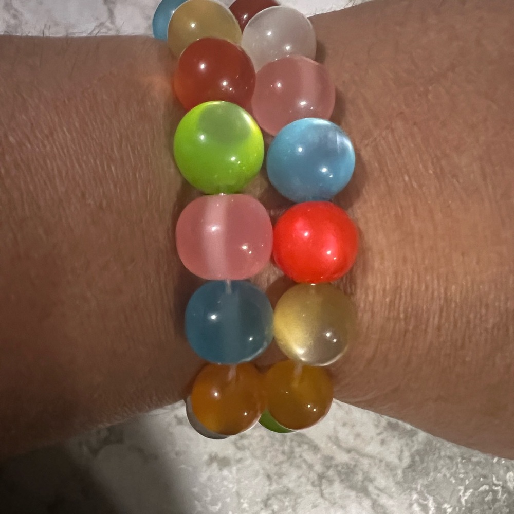 Colorful resin beaded stretch bracelets - Picture 4 of 5